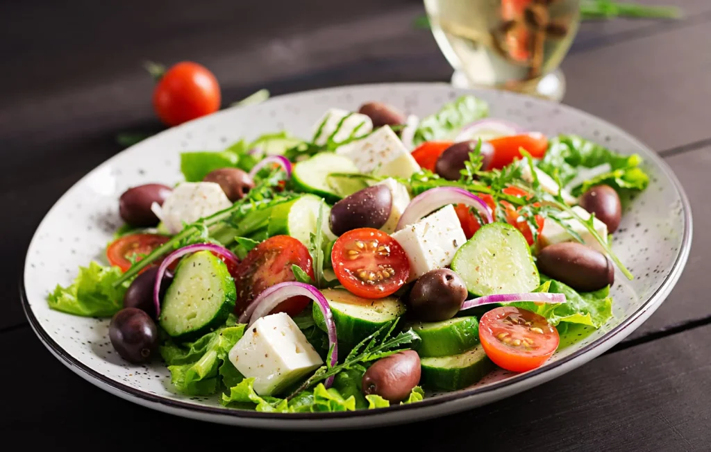 Akdeniz Yeşillik Salatası: Zeytinyağlı ve Limonlu